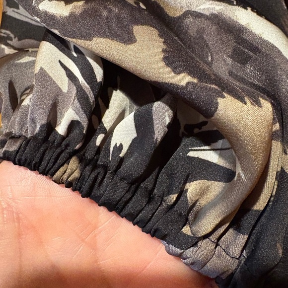 Covington blouse with a black, white, and gray abstract pattern women’s size L - Picture 6 of 11